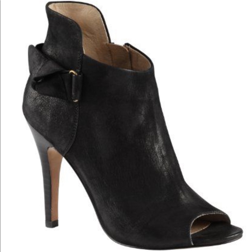 Gorgeous Periera Suede Peep Toe Booties 🖤